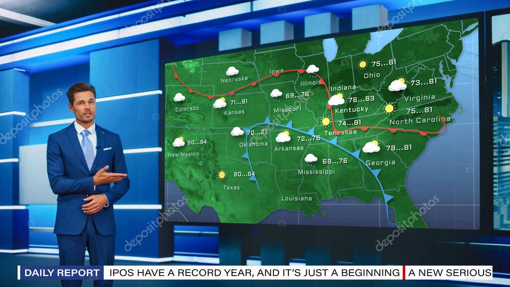 Esperto meteo che illustra una carta sinottica in uno studio tv