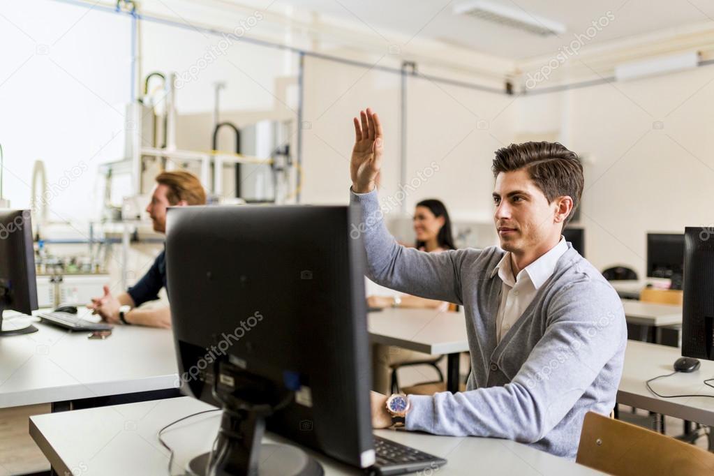 Gruppo di studenti impegnati in un laboratorio di meteorologia